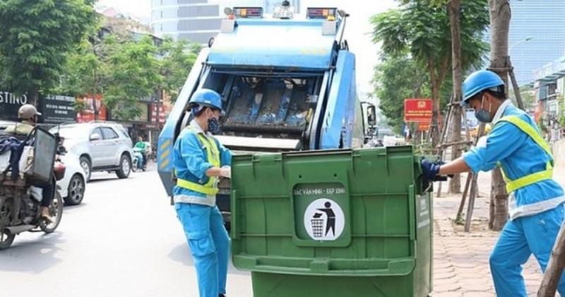 Hình ảnh một nhóm người đang cùng nhau tham gia hoạt động cộng đồng như trồng cây hoặc nhặt rác trước dịp Tết, thể hiện tinh thần “Tết Xanh” cộng đồng